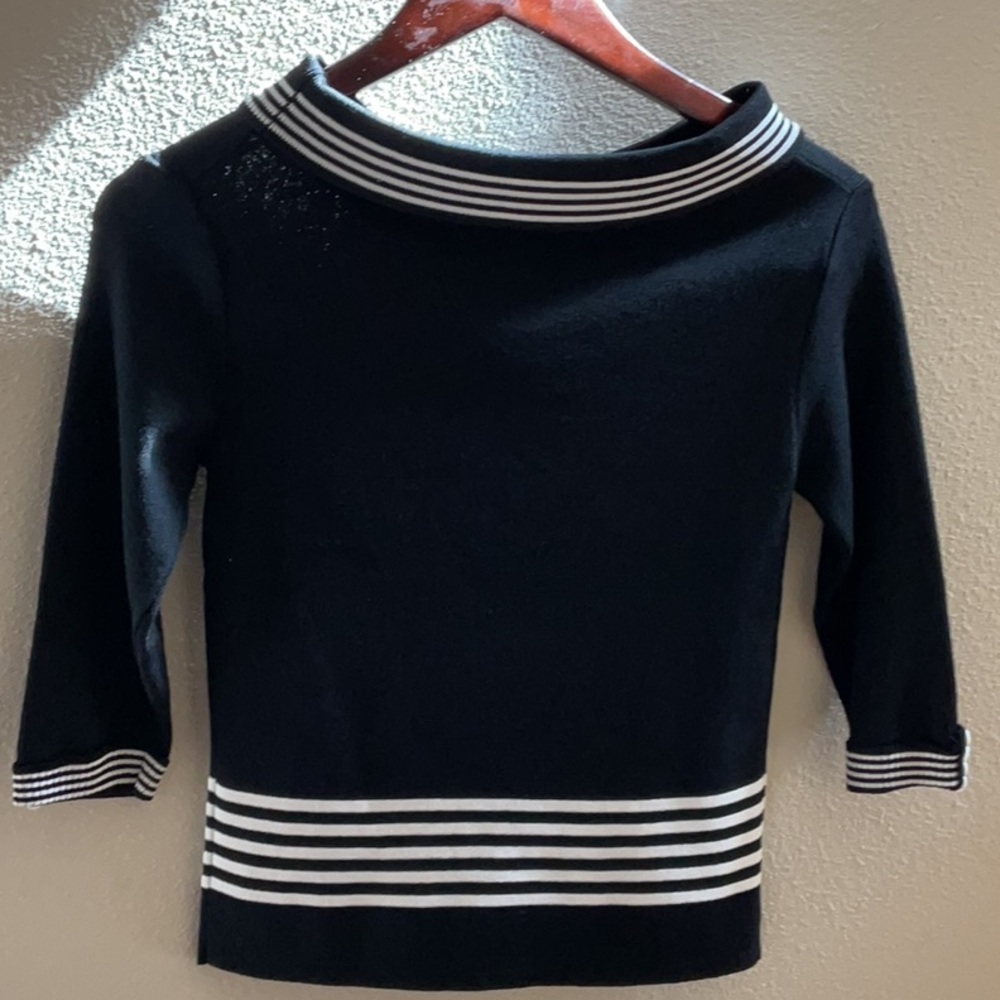 Classic CHANEL vintage ladies sweater. PTP 14in. - Picture 7 of 8